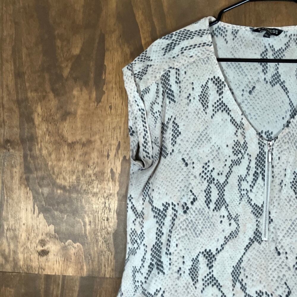 Express Womens Blouse Cream Gray Snakeskin V Neck Zip Front Cap Short Sleeve L - Picture 4 of 12